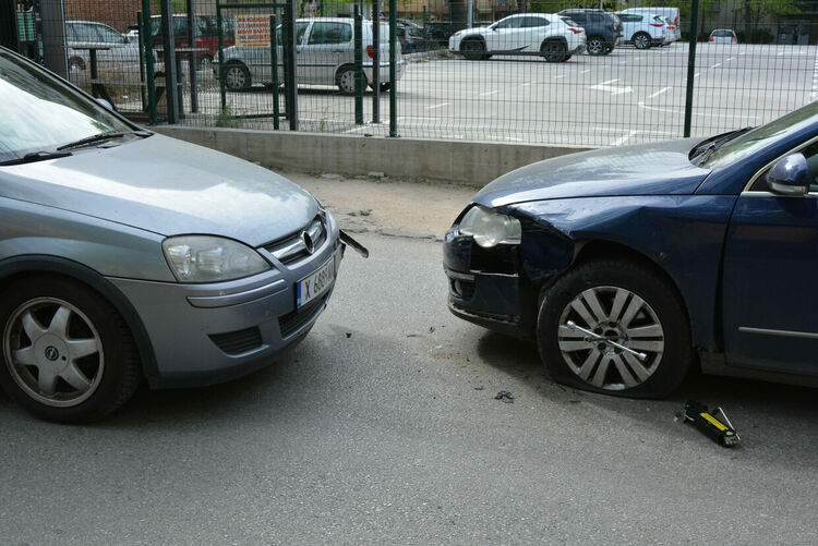 Възрастна жена „изправи завой“ на кръстовище и катастрофира