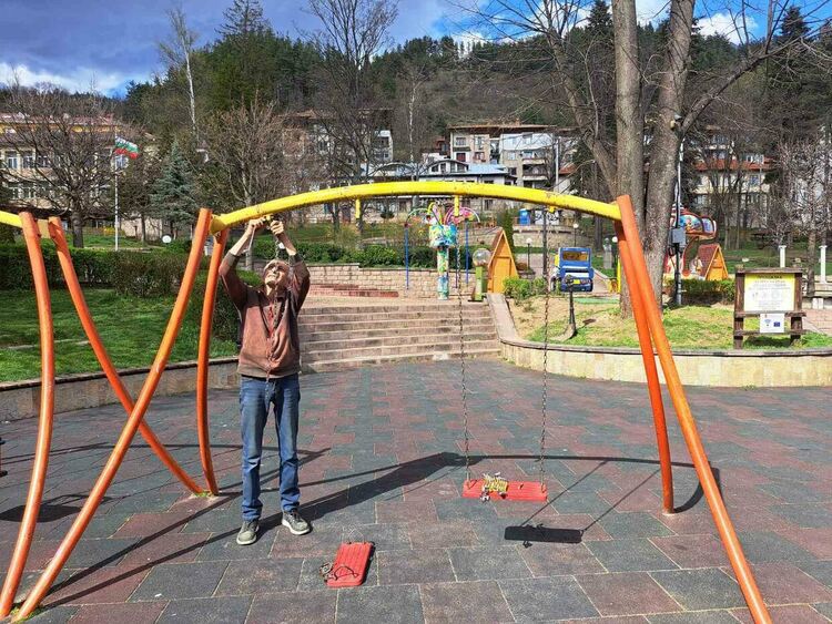 Вандализъм! Изпотрошиха детската площадка на Стария център в Смолян