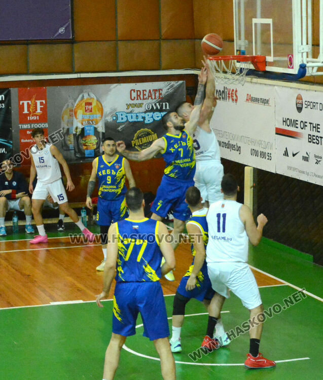В напрегнат мач “Хебър” победи “Хасково”