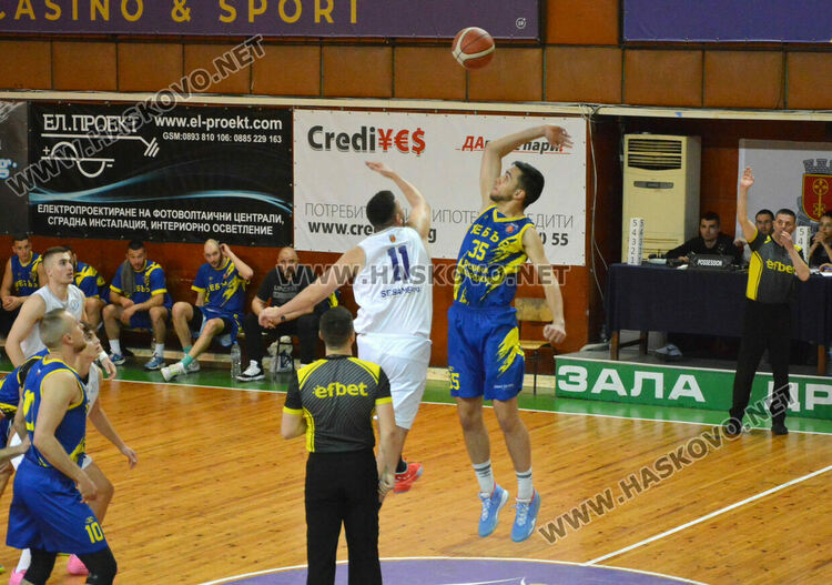 В напрегнат мач “Хебър” победи “Хасково”