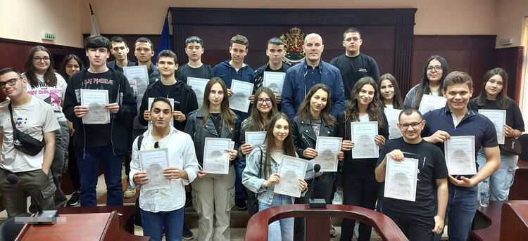 Младежи слушаха лекция за правата и задълженията им в училище