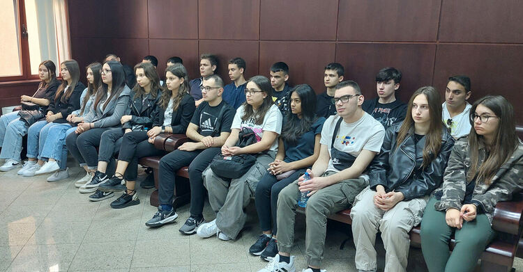 Младежи слушаха лекция за правата и задълженията им в училище