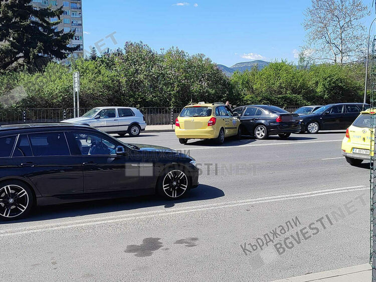 Такси предизвика катастрофа на светофара във „Веселчане”,извърши забранен обратен завой