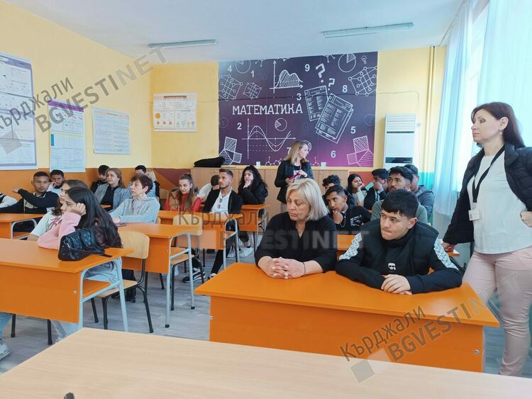 Професионалната гимназия „Евридика“ в Кърджали се включи в инициативата „Походът на книгите“