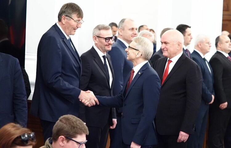 Денков предаде властта, Главчев обеща честни избори