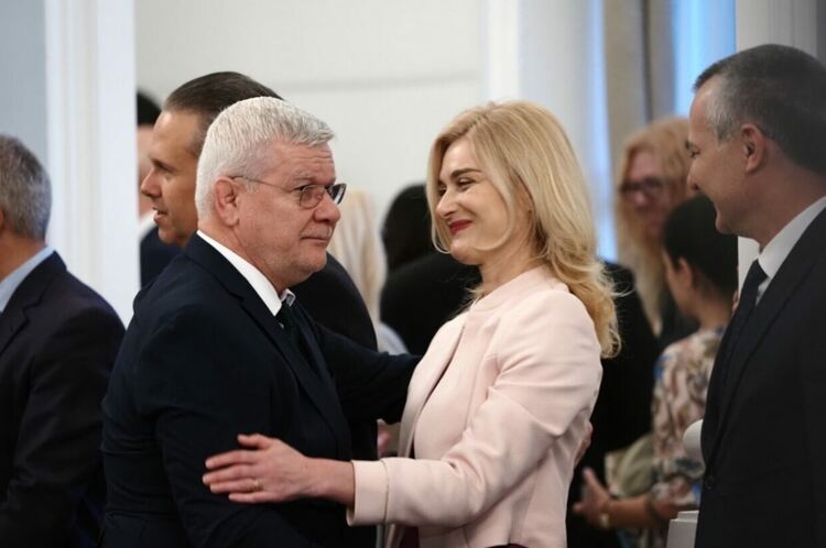 Денков предаде властта, Главчев обеща честни избори