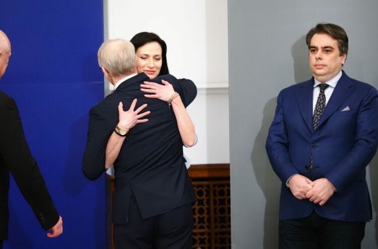 Денков предаде властта, Главчев обеща честни избори