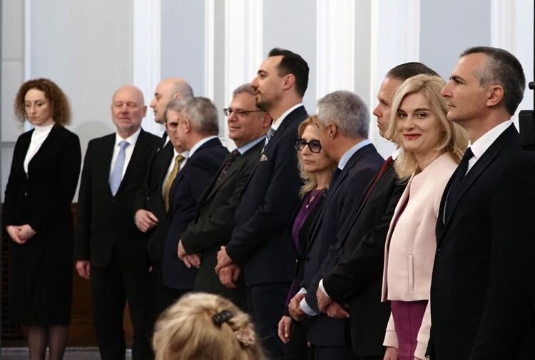 Денков предаде властта, Главчев обеща честни избори