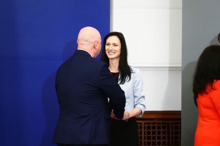 Денков предаде властта, Главчев обеща честни избори