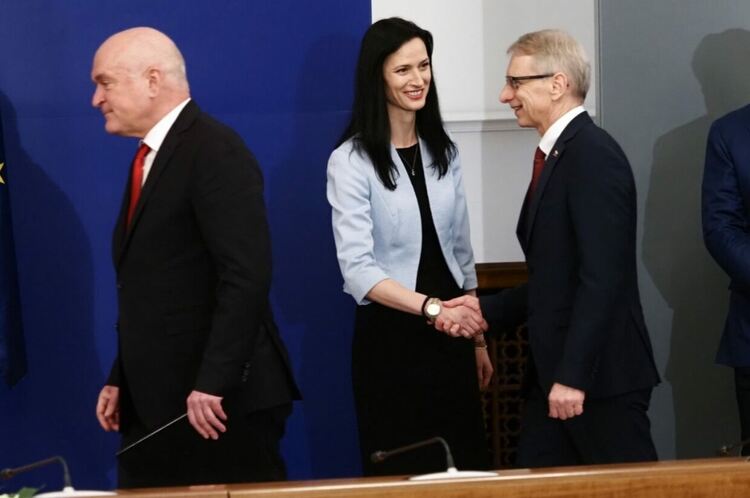 Денков предаде властта, Главчев обеща честни избори