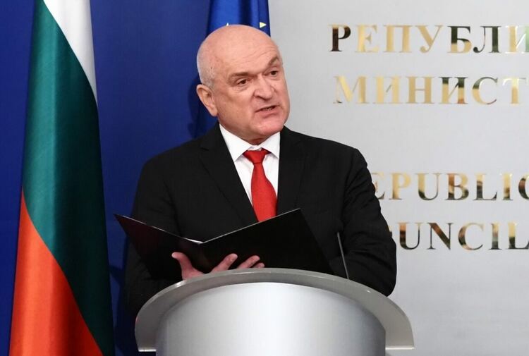 Денков предаде властта, Главчев обеща честни избори