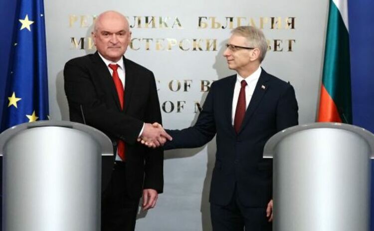 Денков предаде властта, Главчев обеща честни избори