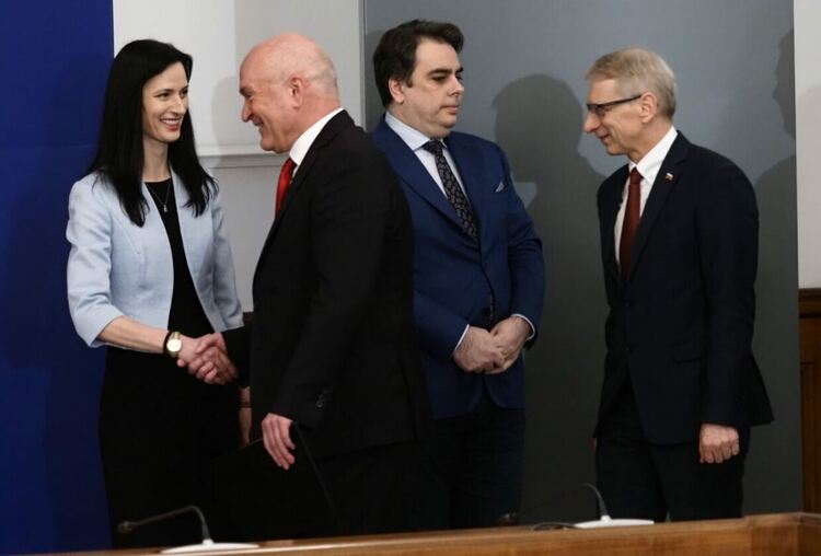 Денков предаде властта, Главчев обеща честни избори