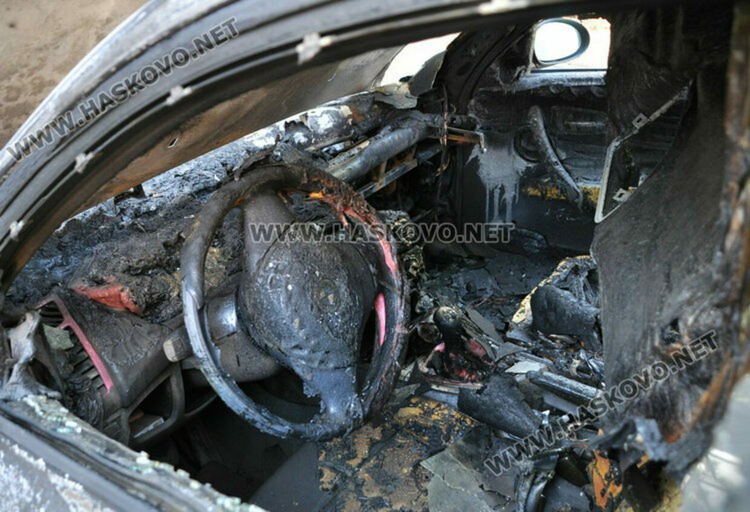 Лек автомобил БМВ горя в Хасково