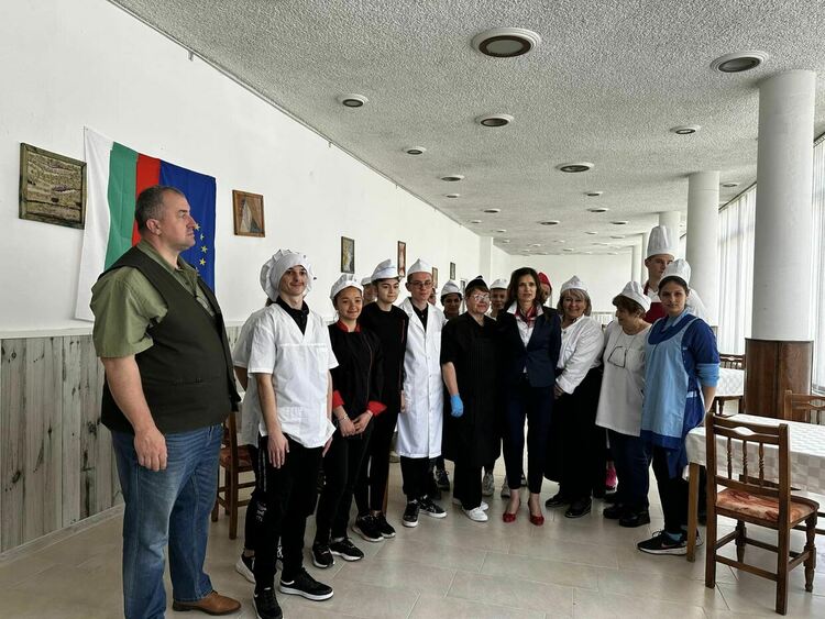 Служители на Държавно ловно стопанство "Кормисош" направиха демонстрация как се готви дивеч