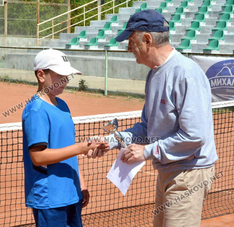 Александър Борисов и Карла Бързакова триумфираха на тенис турнира в Хасково