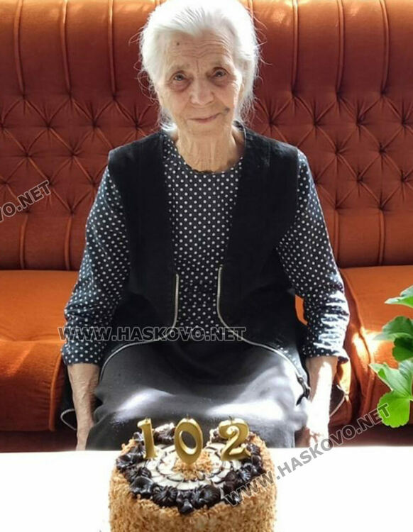 Катерина Янева празнува 102 г. в Хасково