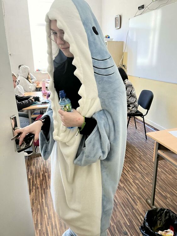 Ученици и учители от Художествената гимназия отидоха на училище по...пижами / ГАЛЕРИЯ/