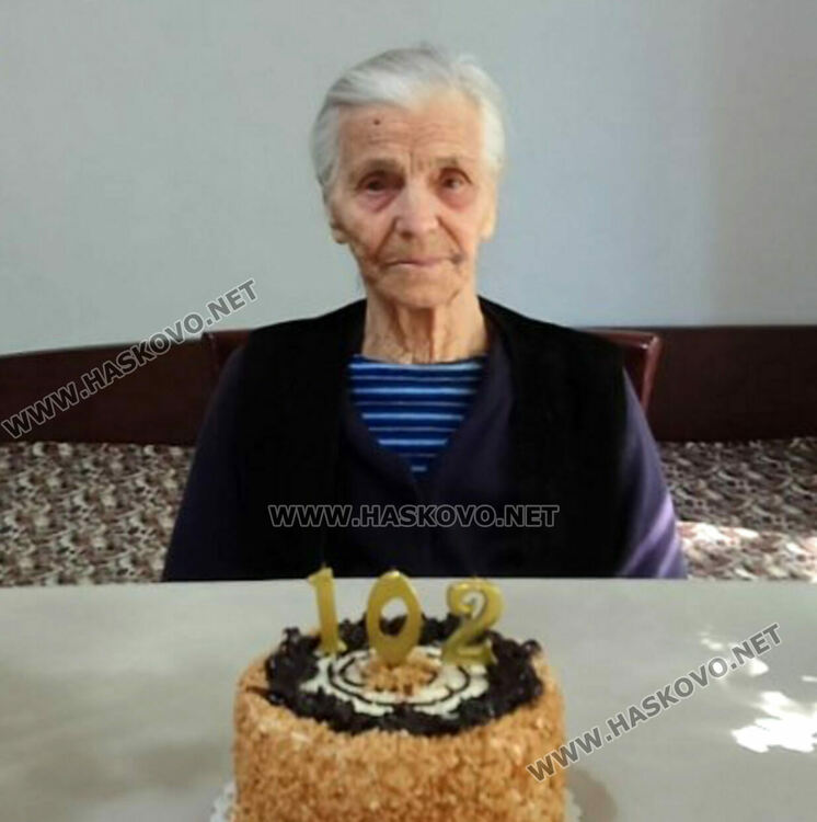 Катерина Янева празнува 102 г. в Хасково