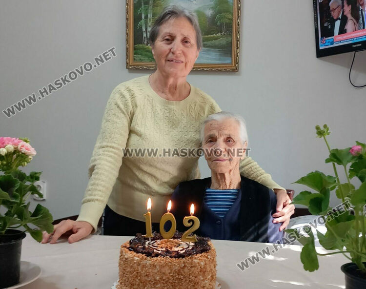 Катерина Янева празнува 102 г. в Хасково