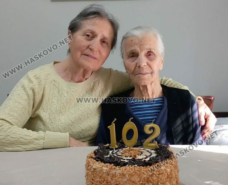 Катерина Янева празнува 102 г. в Хасково