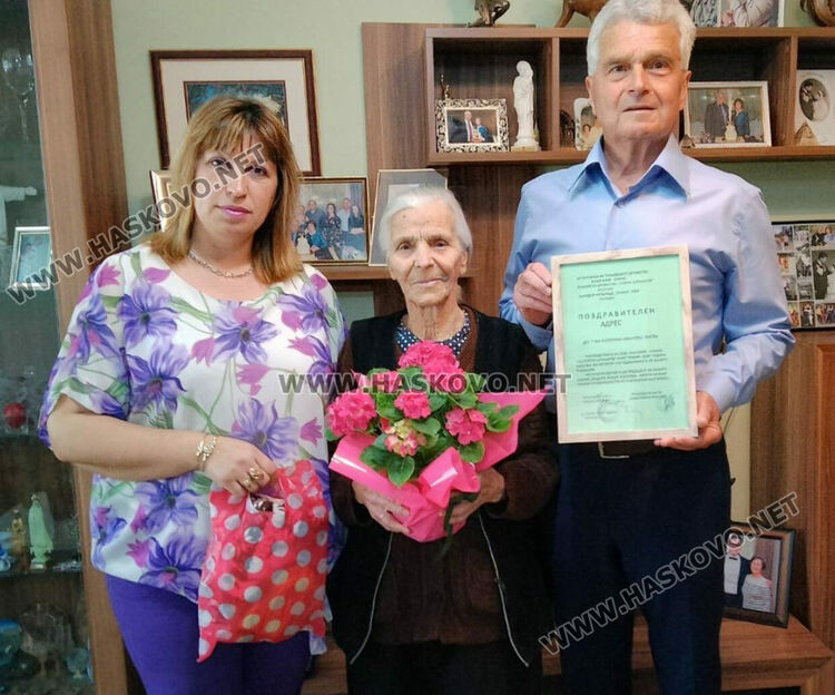 Катерина Янева празнува 102 г. в Хасково