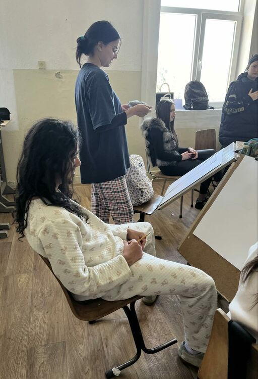 Ученици и учители от Художествената гимназия отидоха на училище по...пижами / ГАЛЕРИЯ/