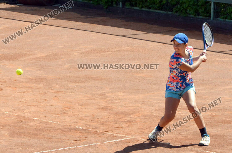 Александър Борисов и Карла Бързакова триумфираха на тенис турнира в Хасково