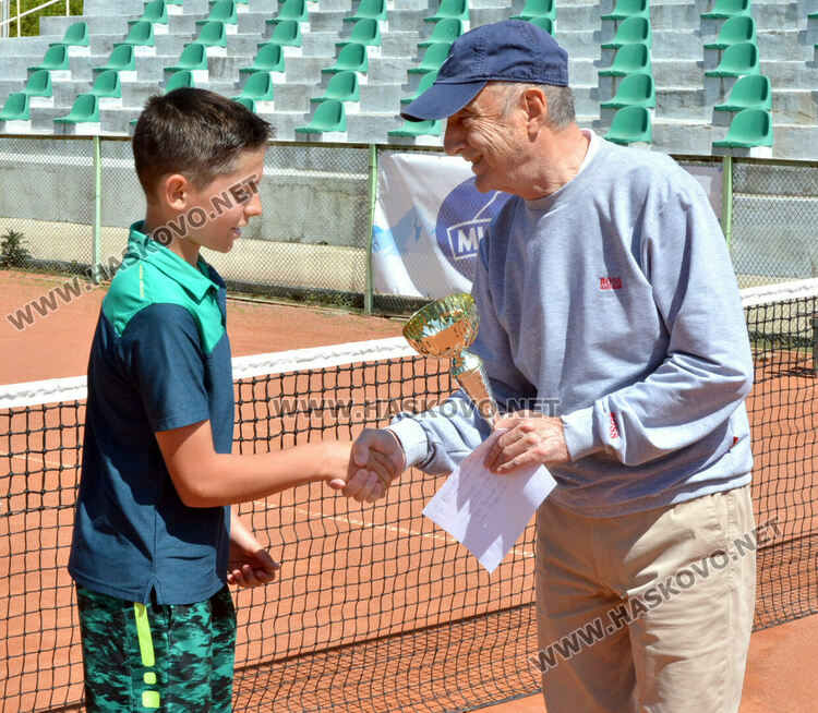 Александър Борисов и Карла Бързакова триумфираха на тенис турнира в Хасково