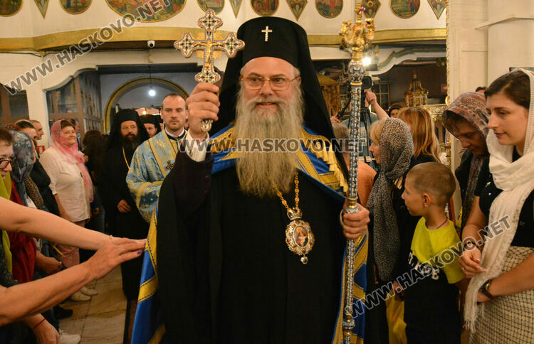 Пловдивският митрополит донесе в Хасково иконата "Света Богородица-Златна ябълка"