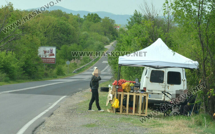 Ремонтират пътя към Конуш до новите мантинели, пазарджиите се преместиха към Хасково