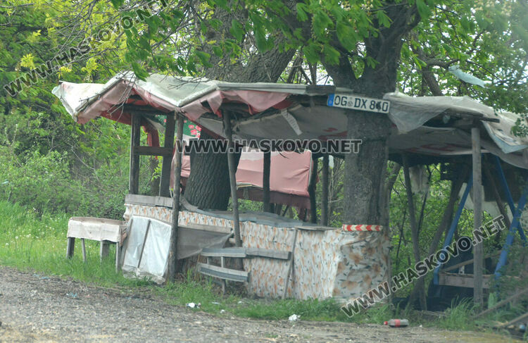 Ремонтират пътя към Конуш до новите мантинели, пазарджиите се преместиха към Хасково