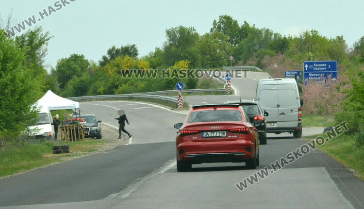 Ремонтират пътя към Конуш до новите мантинели, пазарджиите се преместиха към Хасково