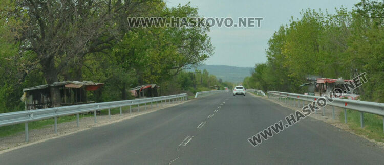 Ремонтират пътя към Конуш до новите мантинели, пазарджиите се преместиха към Хасково