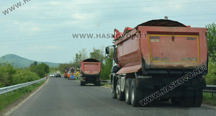 Ремонтират пътя към Конуш до новите мантинели, пазарджиите се преместиха към Хасково