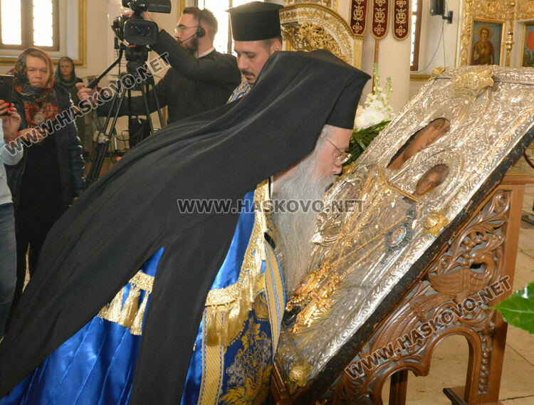 Пловдивският митрополит донесе в Хасково иконата "Света Богородица-Златна ябълка"