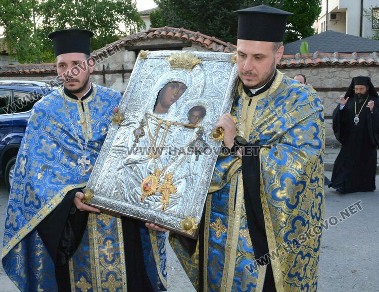 Пловдивският митрополит донесе в Хасково иконата "Света Богородица-Златна ябълка"