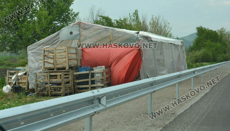 Ремонтират пътя към Конуш до новите мантинели, пазарджиите се преместиха към Хасково