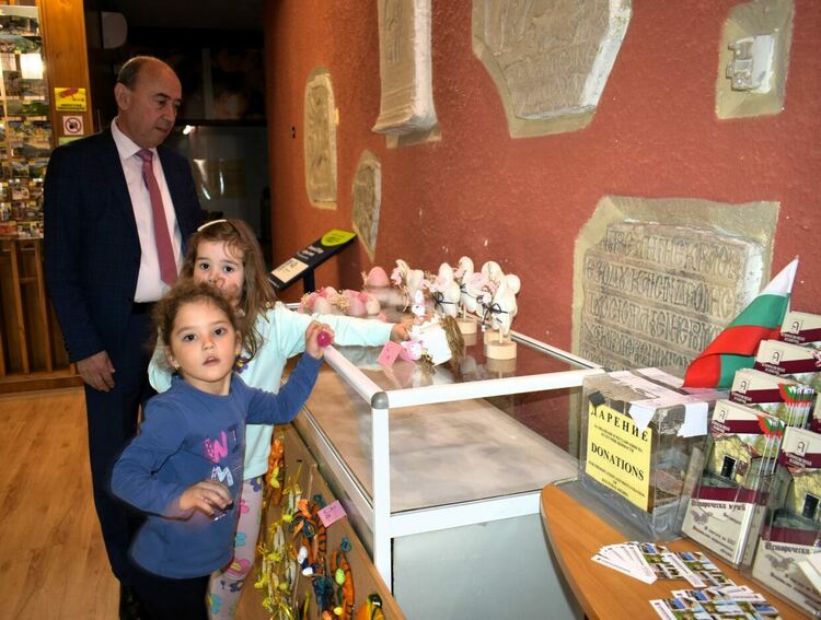 Открит е благотворителният великденски базар в Асеновград 