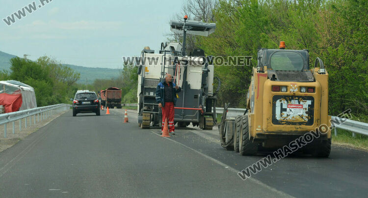 Ремонтират пътя към Конуш до новите мантинели, пазарджиите се преместиха към Хасково