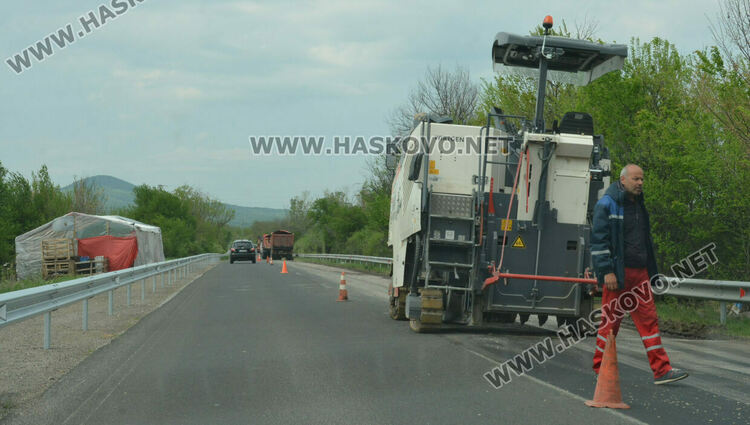 Ремонтират пътя към Конуш до новите мантинели, пазарджиите се преместиха към Хасково
