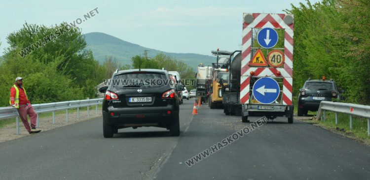 Ремонтират пътя към Конуш до новите мантинели, пазарджиите се преместиха към Хасково