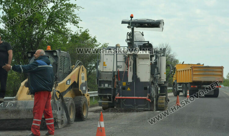 Ремонтират пътя към Конуш до новите мантинели, пазарджиите се преместиха към Хасково