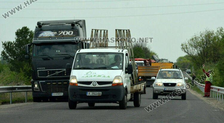 Ремонтират пътя към Конуш до новите мантинели, пазарджиите се преместиха към Хасково