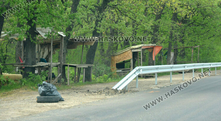 Ремонтират пътя към Конуш до новите мантинели, пазарджиите се преместиха към Хасково