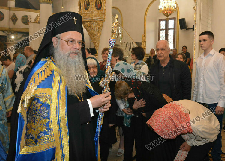 Пловдивският митрополит донесе в Хасково иконата "Света Богородица-Златна ябълка"