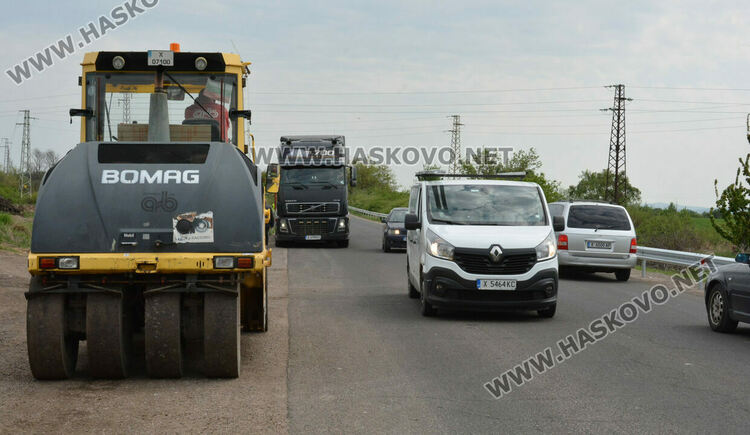 Ремонтират пътя към Конуш до новите мантинели, пазарджиите се преместиха към Хасково
