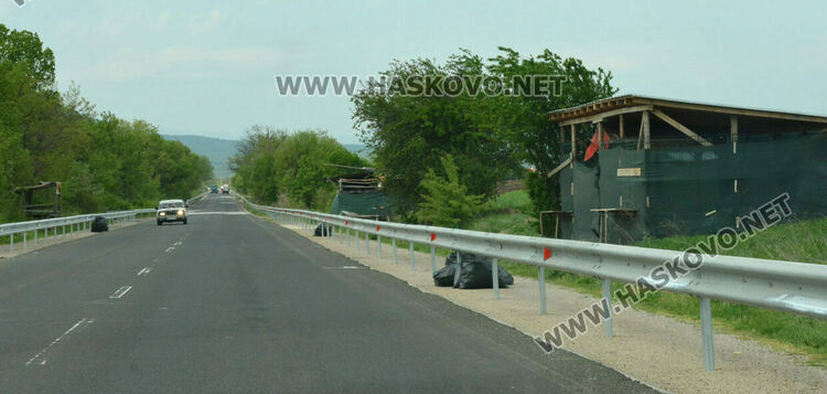 Ремонтират пътя към Конуш до новите мантинели, пазарджиите се преместиха към Хасково