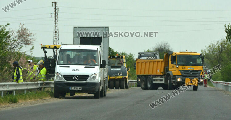 Ремонтират пътя към Конуш до новите мантинели, пазарджиите се преместиха към Хасково
