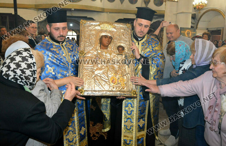 Пловдивският митрополит донесе в Хасково иконата "Света Богородица-Златна ябълка"